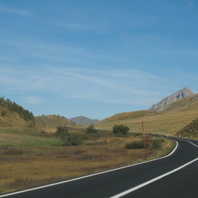 L'immagine raffigura la strada dal Colle della Maddalena L'immagine raffigura la strada dal Colle della Maddalena